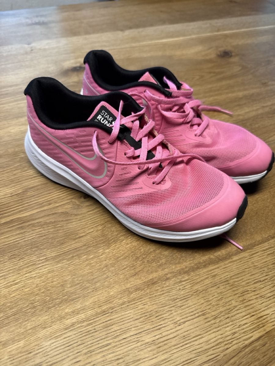 Nike Scarpe da donna: Sneaker Turnschuh Nike Gr. 38 – Usato da Rohr b. Olten venduto da -FaLu-