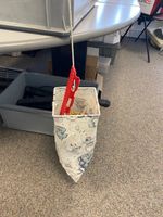 Nützliche Wäschesammler mit vielen Wäscheklammern, Top!