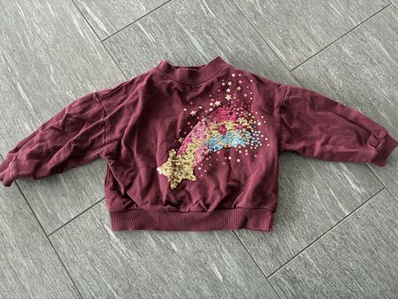 Pullover Gr. 104, bordeaux mit Regenbogen und Sterne ✨