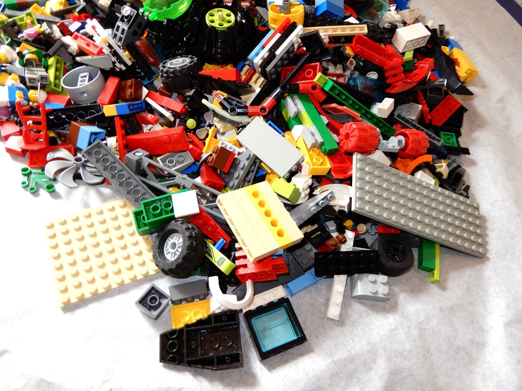 Lego Kit di costruzioni: LEGO Technic diverse 2,4 Kg mit6 Minifiguren – Usato da Senèdes venduto da tintinette43 4