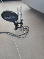 Rode Mikrofon + Kabel, Popfilter & Ständer