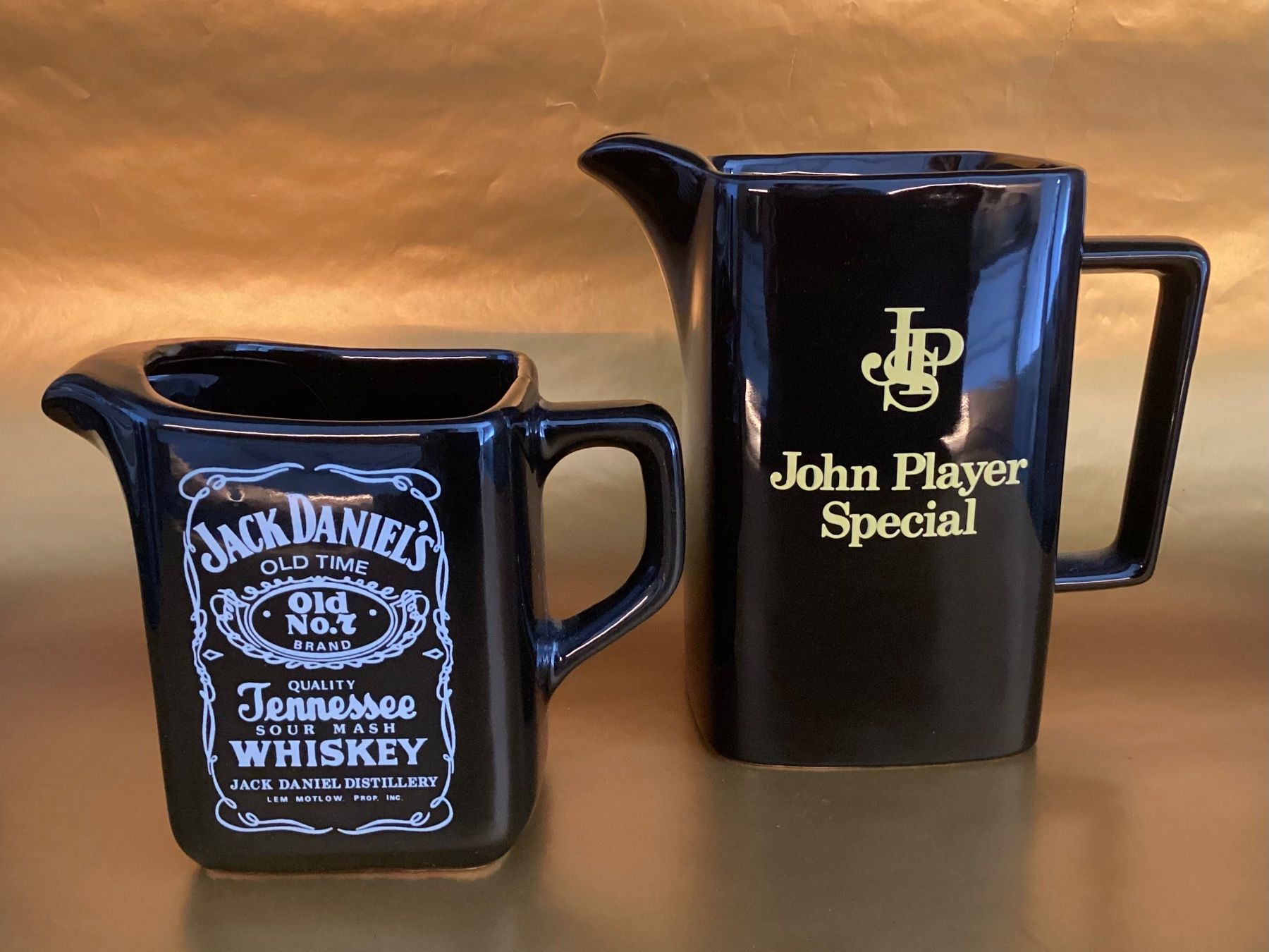 Caraffe: 2 Wasser - Krüge  / Jack Daniel's und John Player Special – Usato da Beinwil am See venduto da kae_gh7c