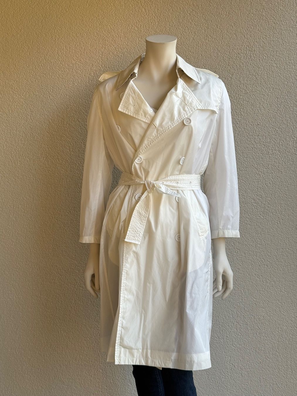 Burberry Cappotti: Weisser Trench Coat von Burberry – Usato da Endingen venduto da lisous.closet