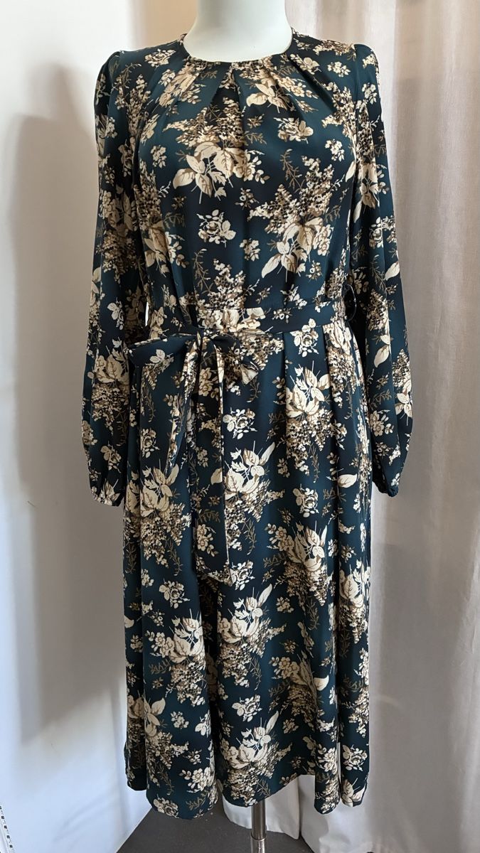 Robes: Kleid Blumenmuster Dunkelgrün Langarm  – Neuf (Voir description) à Bäretswil par Viechel