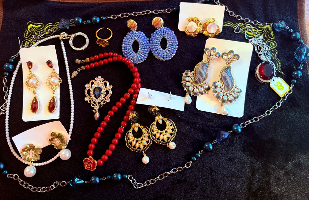 Lot De Bijoux Fantaisie : Colliers, Bague, Boucles D'Oreilles, Fiole - Neuf Sans Emballage