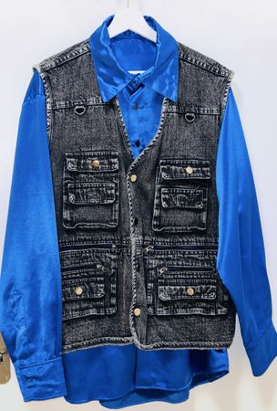 Gilet di jeans lavato con camicia blu petrolio raso XXL