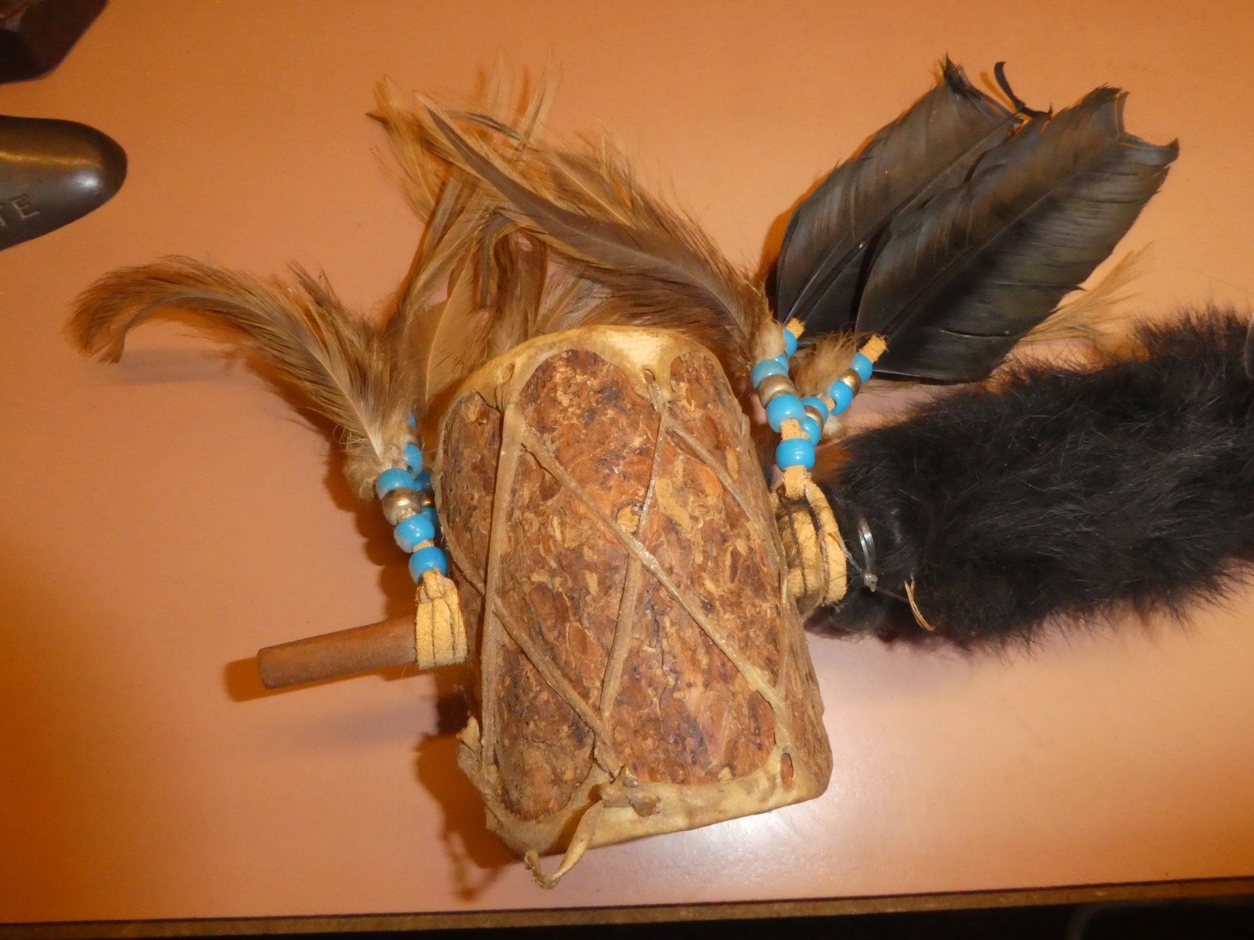 Tutte le decorazioni: Dekorations Trommel mit Federn und Fell – Usato da Chur venduto da Diversico2010 1
