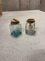 2 Gläser mit Korkdeckel