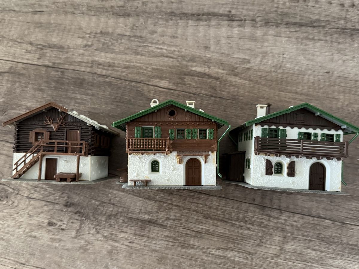 Trains électriques: Chalets pour train miniature  – D'occasion à Petit-Lancy par Solcarm