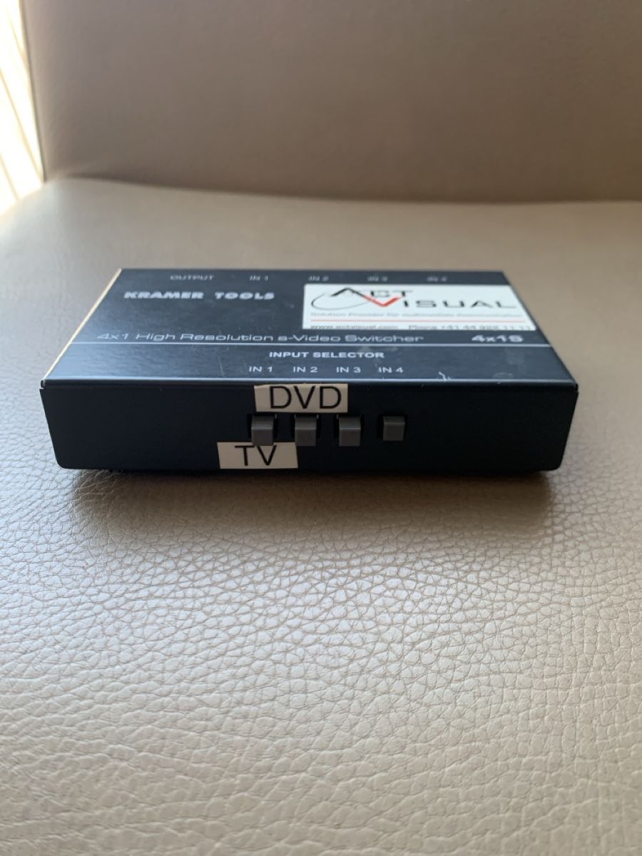 Hubs & Switches: Kramer Tools 4x1 high resolution s-video switcher – D'occasion à Opfikon par Safside 1