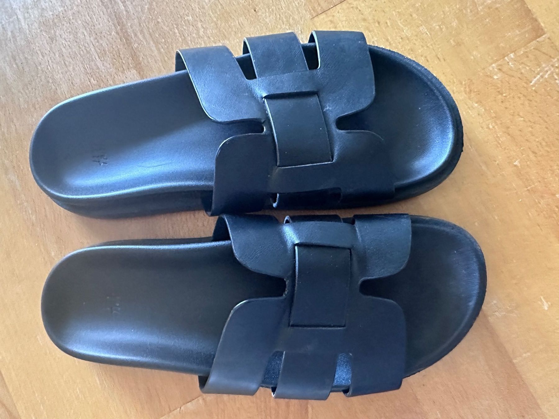 H&M Chaussures femmes: Pantolette schwarz Grösse 39 – D'occasion à Zürich par babssusch 1