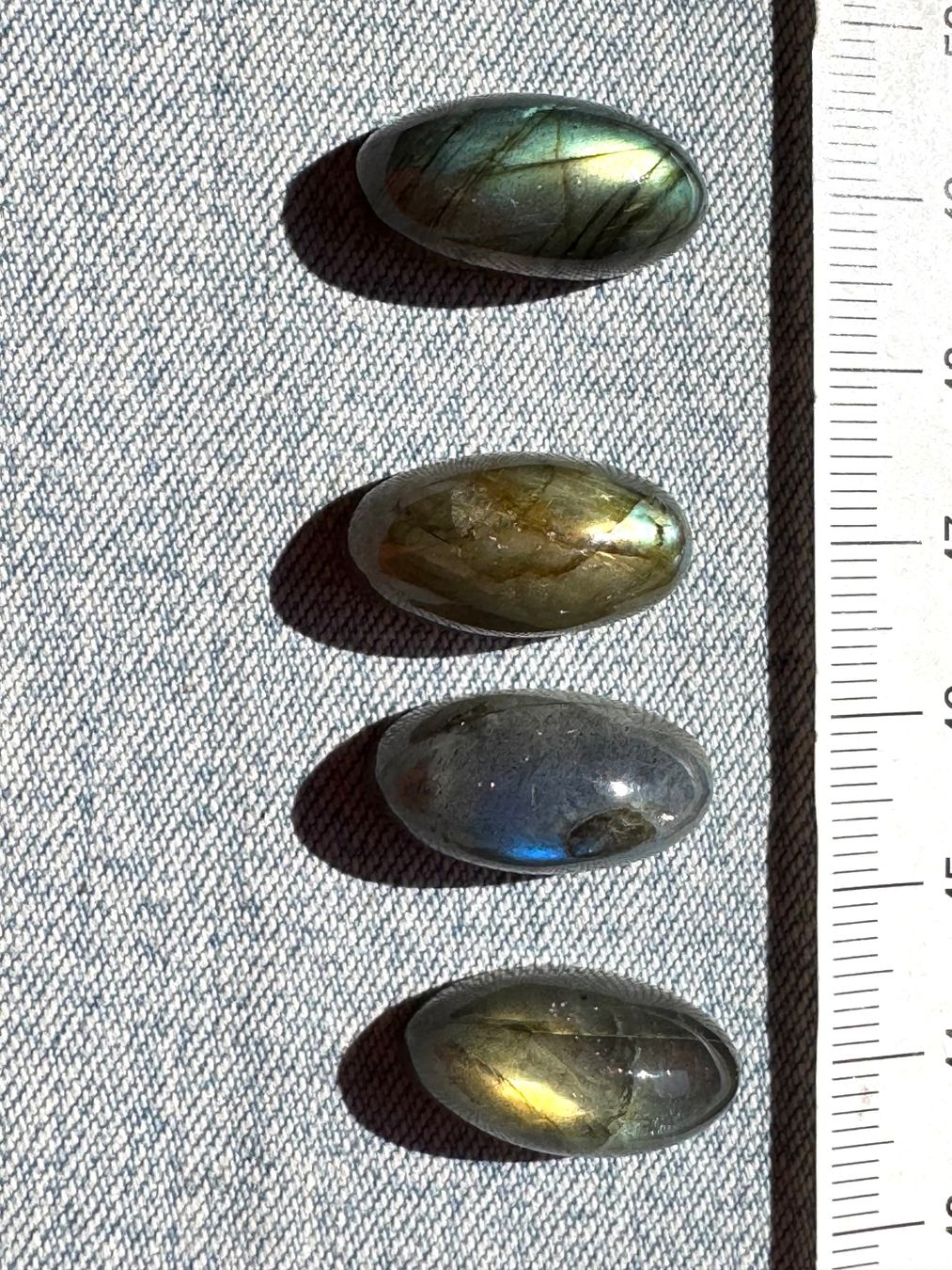 Mineralien & Heilsteine: 4 exclusive leuchtende grosse Labradorit Cabochons   oval – Neu und originalverpackt aus Leuggern von gemshow 6