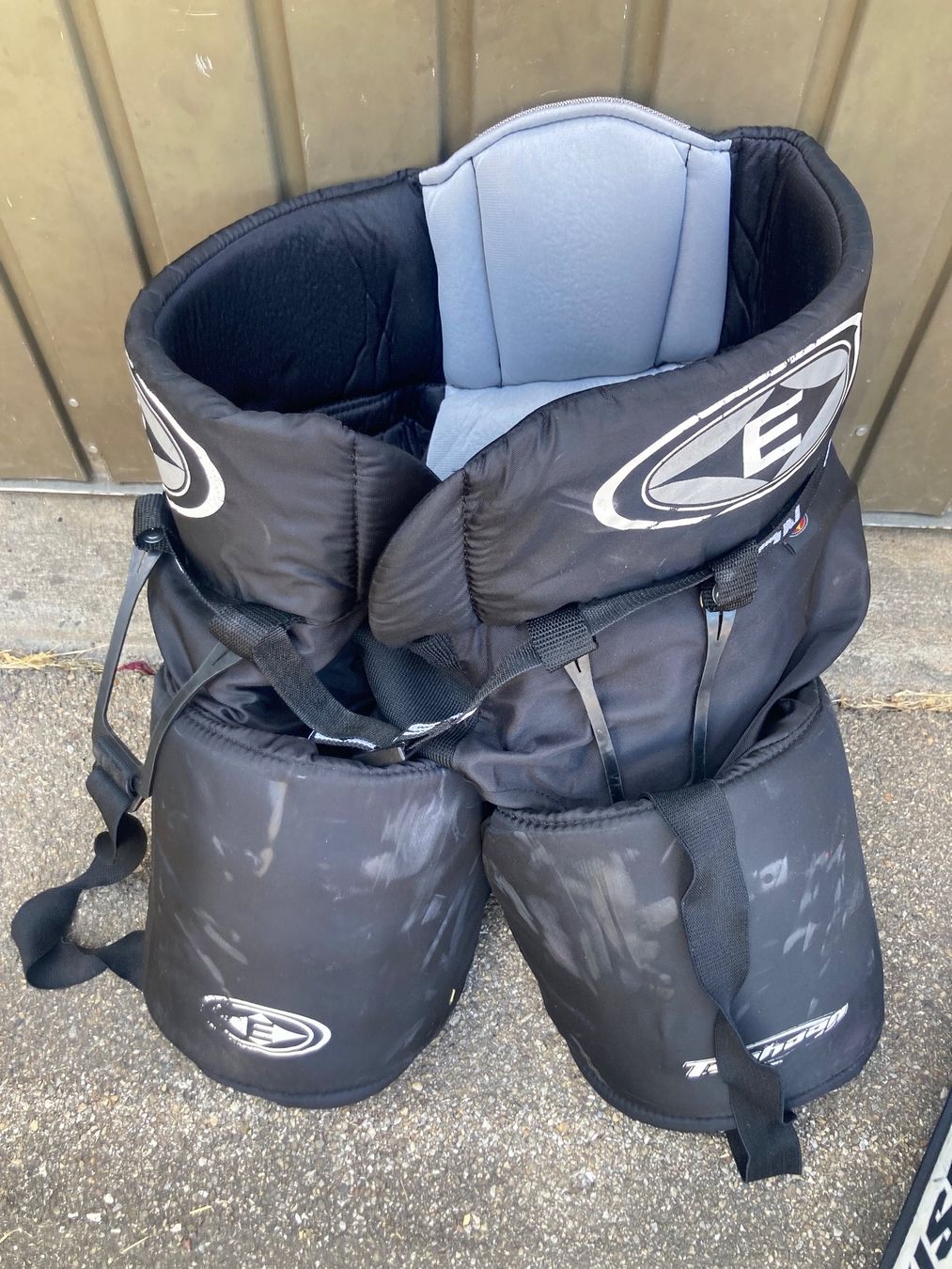 Schutz & Schoner: Alte Eishockey Torhüter Ausrüstung – Gebraucht aus Urnäsch von  3