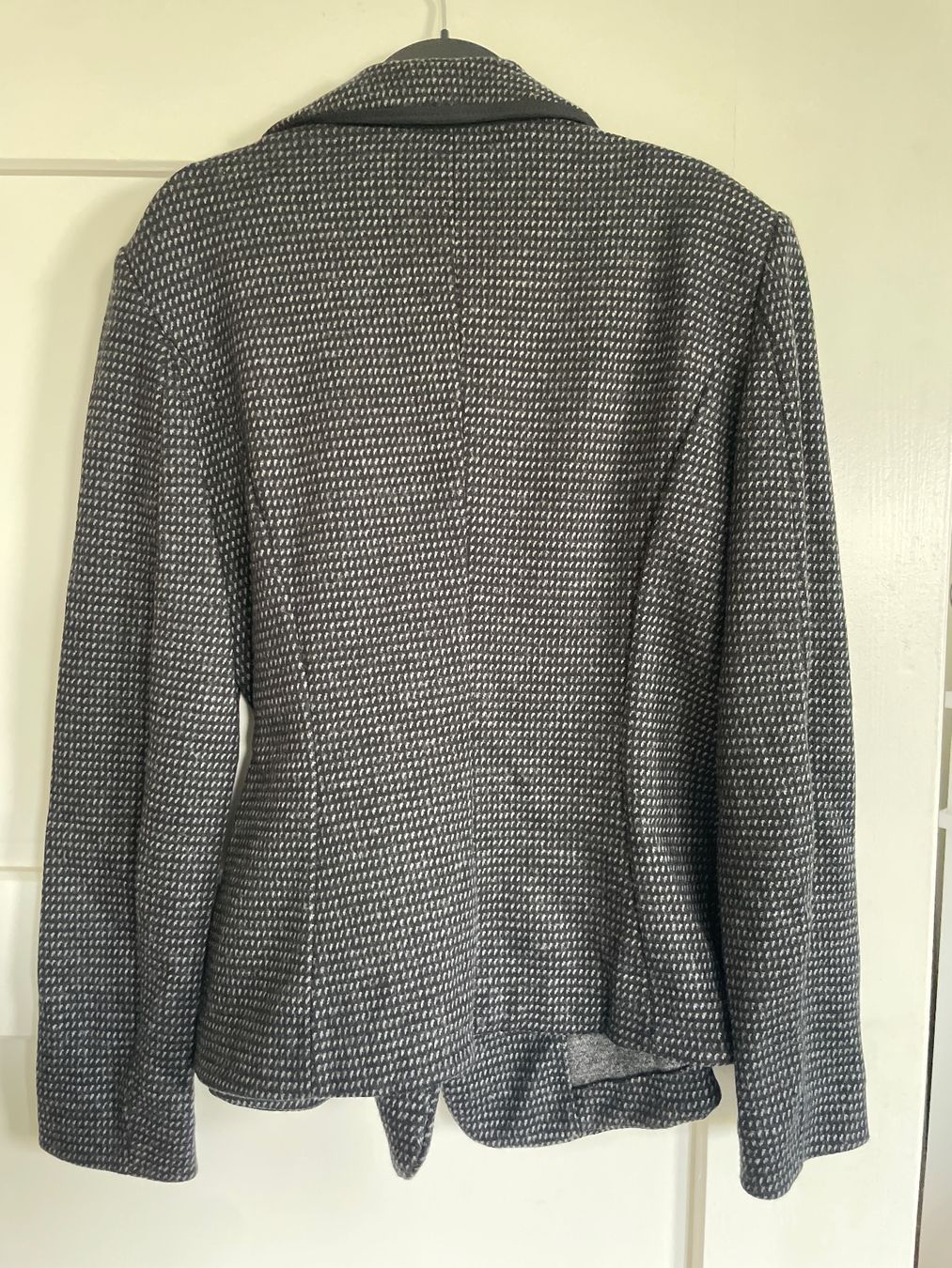 Vestes: Armani Vest size 44 – D'occasion à Biel/Bienne par mar_z9nn 2
