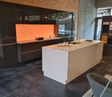 Exklusive Ausstellungsküche mit Premium-Geräten –