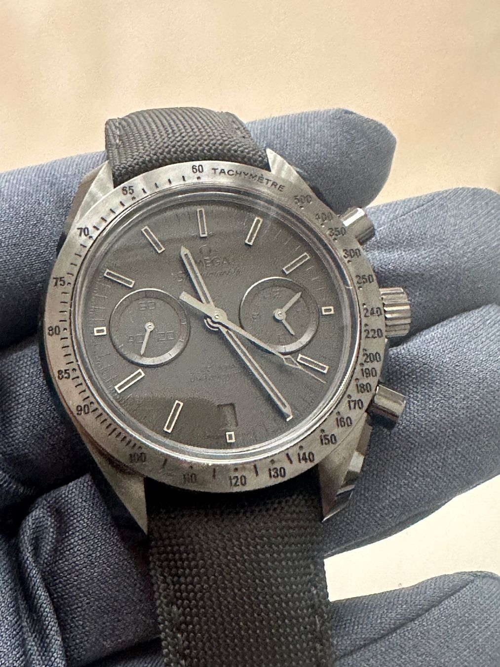 Omega Montres: Omega Speedmaster Dark Side of the Moon Black 44mm Keramik – Neuf (Voir description) à Luzern par watch-collection 1