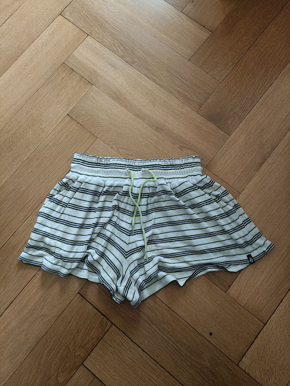 Volcom Pantaloni: Short Volcom rayé - Taille XS – Usato da Vaulruz venduto da O_DDM