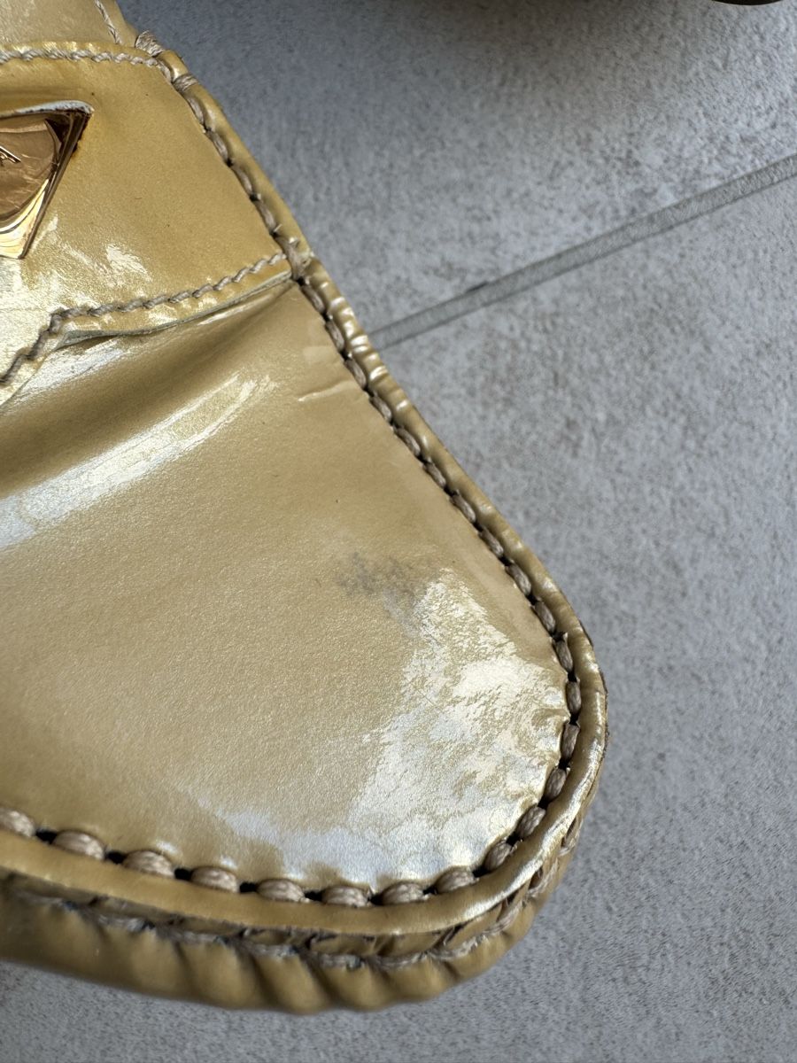 Prada Scarpe da donna: Prada Loafer Lackleder beige goldfarben – Usato da Root venduto da schnaeppliprise 3