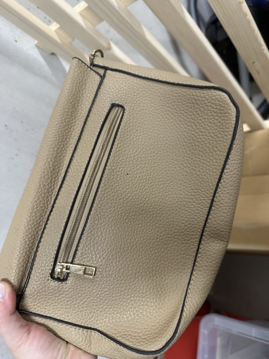 Borse da donna: Beige Ledertasche mit farbigen Nieten – Usato da Zürich venduto da kri_6t8y 3