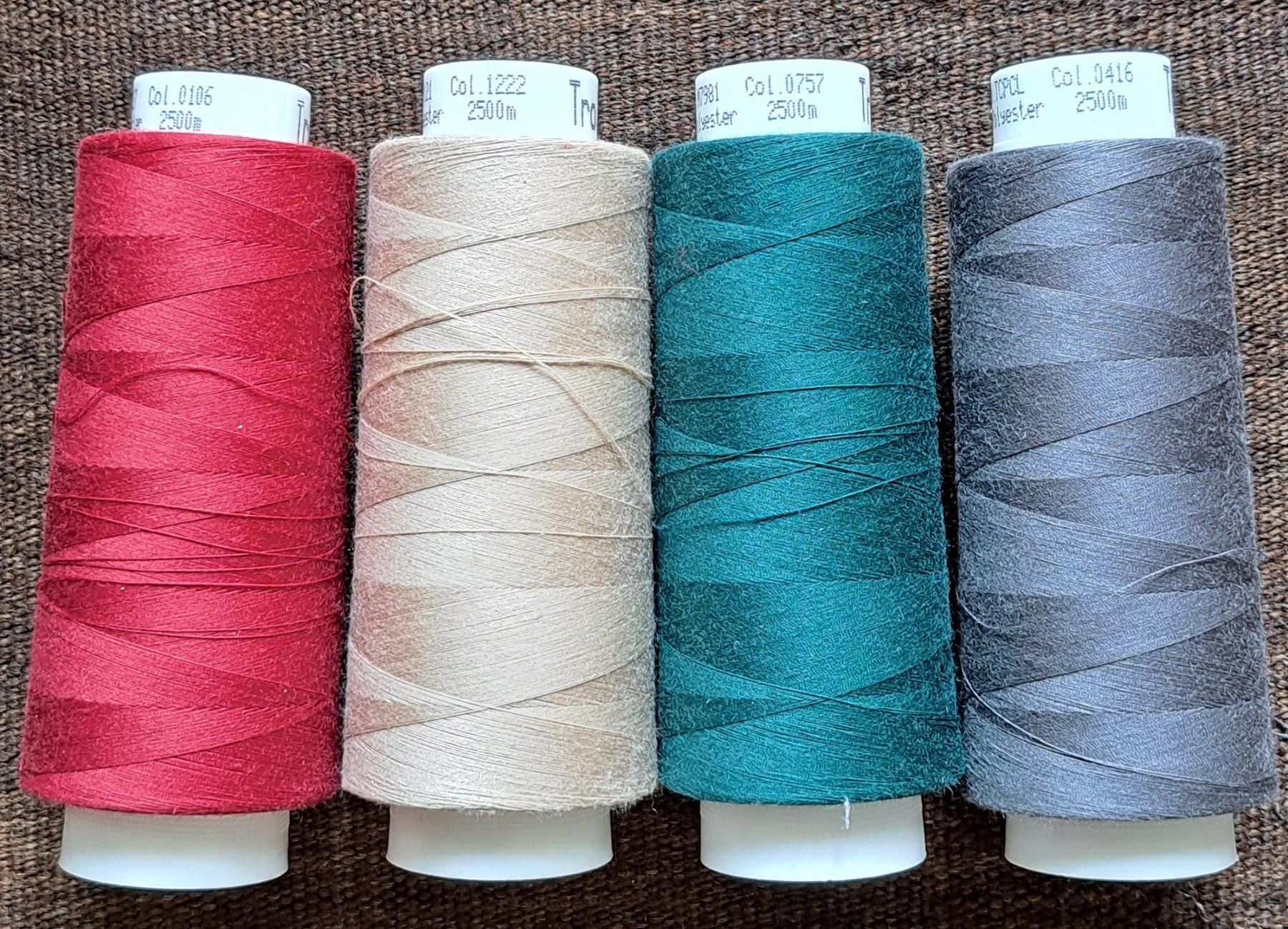 Kordeln & Faden: Overlockgarn 4x 2500m Polyester 120 Rot Beige Tuerkis Grau – Gebraucht aus Bern von Zahra010