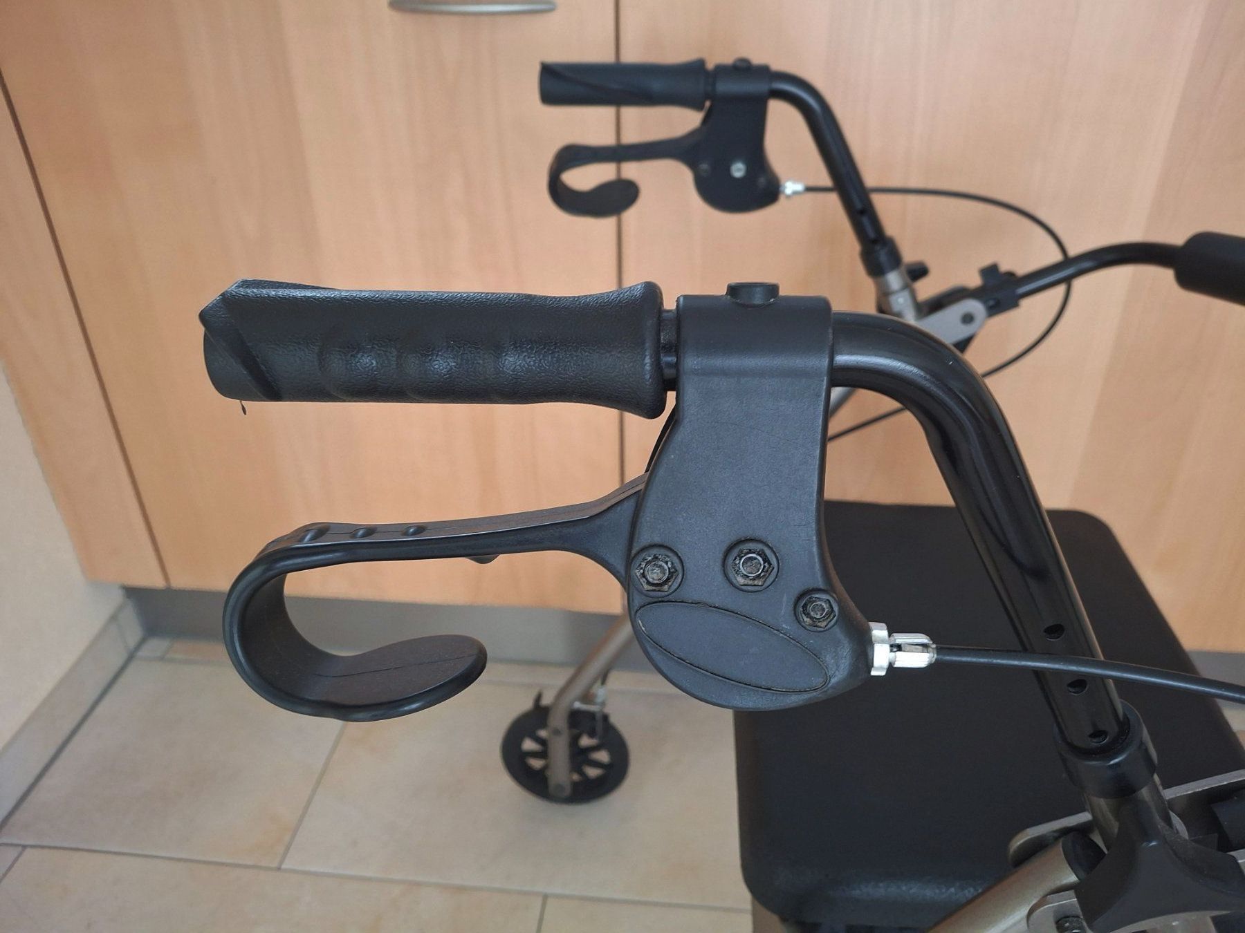 Ausili per la deambulazione: Rollator, Höhe verstellbar, Stellbremse, klappbar – Usato da Wittnau venduto da Onyx73 4