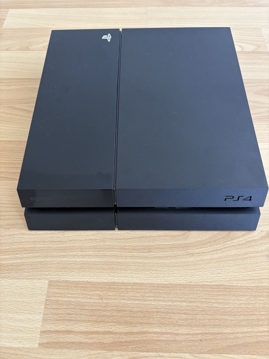 Sony Konsolen: PS4 - Systemsoftware-Version 9.03 - 500 GB - 2 Controllers  – Gebraucht aus Burgdorf von iur_6898 2