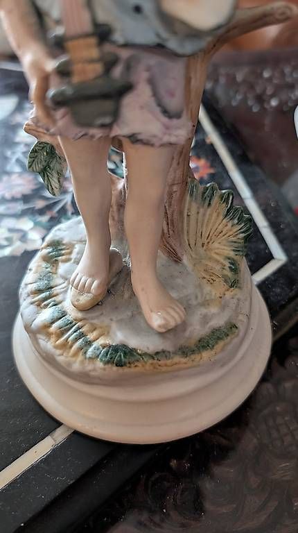 Statuette: Capodimonte Musikerfigur mit Saiteninstrument – Usato da Ascona venduto da ArtRomantica 2