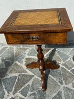 Kleiner Tisch mit Schublade Nussbaum furniert Vintage