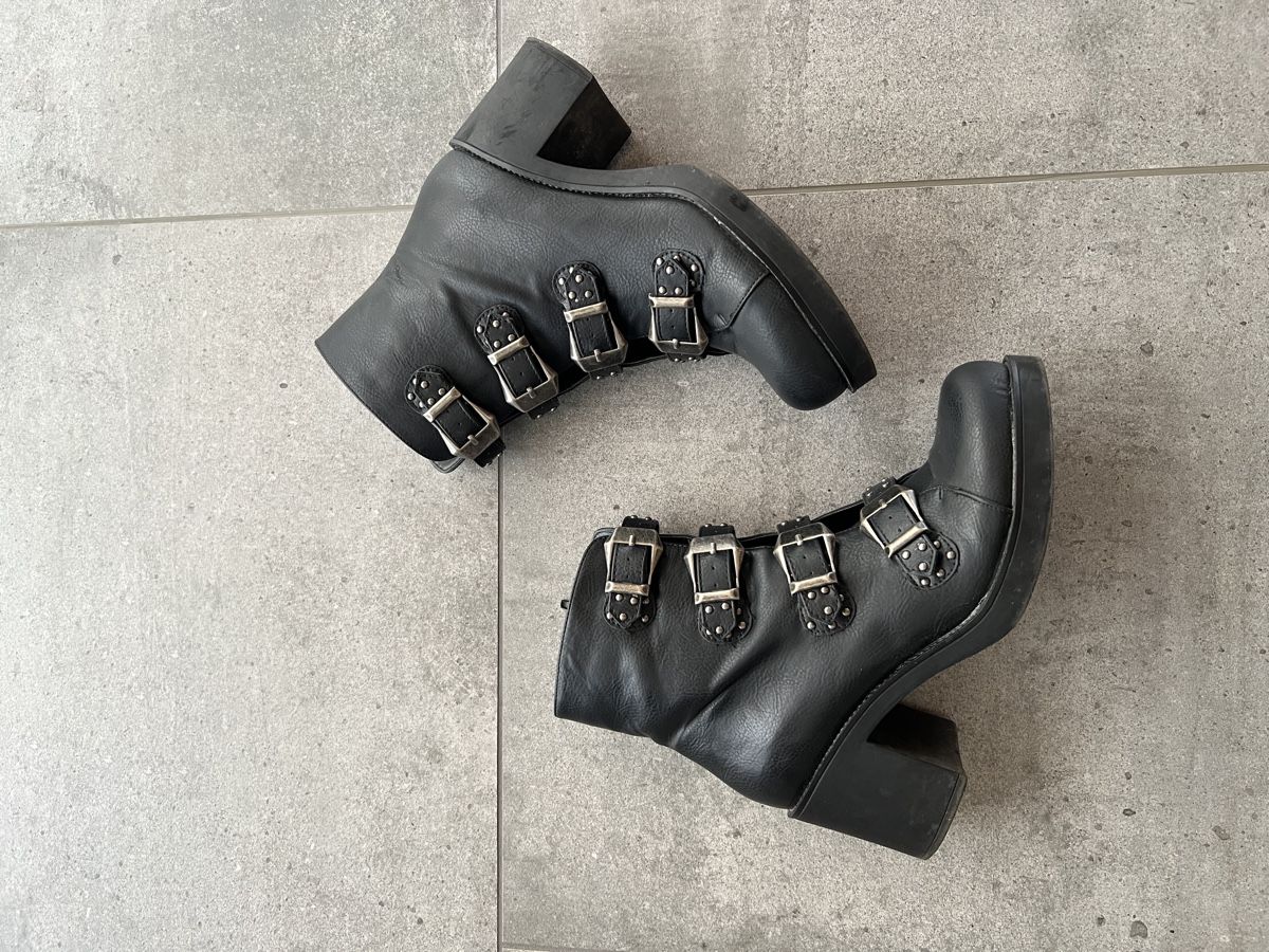 Scarpe da donna: Bata Black Ankle Boots with Buckles, Studs, Size 39! – Usato da Cama venduto da UnleashdByAna 2