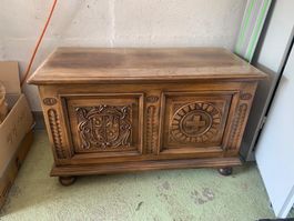 Truhe Holz mit Schweizer Kreuz und Wappen geschnitzt
