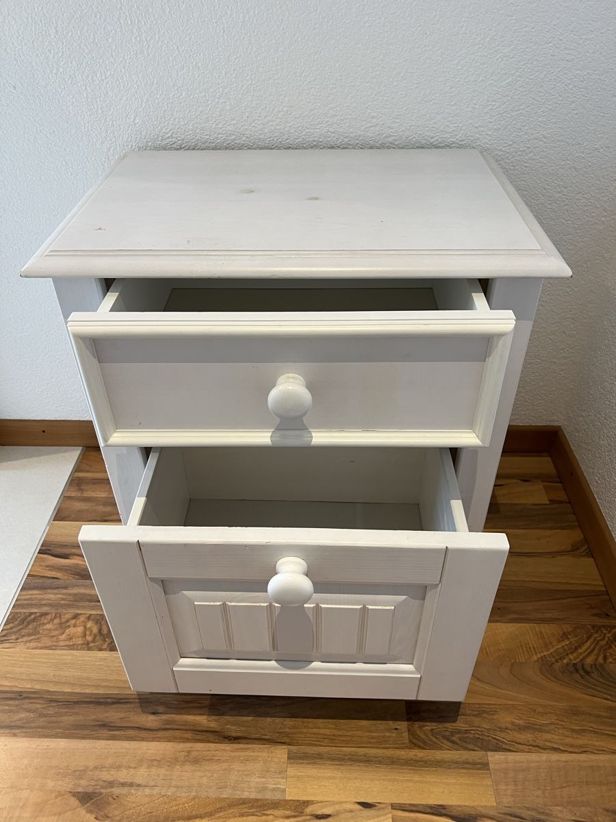 Pfister Nachttische: Nachttisch / Table de chevet – Gebraucht aus La Neuveville von Violette_d 1