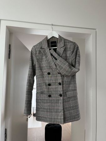 NIKKIE Karierter Doppelreiher-Blazer – Größe 36