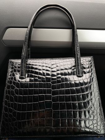 Vintage-Handtasche aus schwarzem Leder in Krokodil-Optik