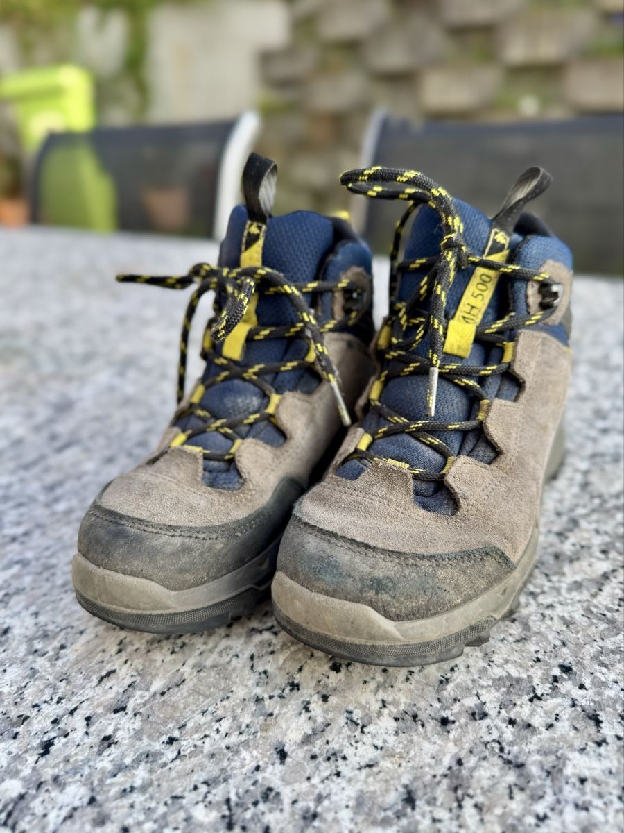 Decathlon Scarpe per ragazzi: Quechua Waterproof Hiking Boots - Size 31 – Usato da Bülach venduto da dan_7scp
