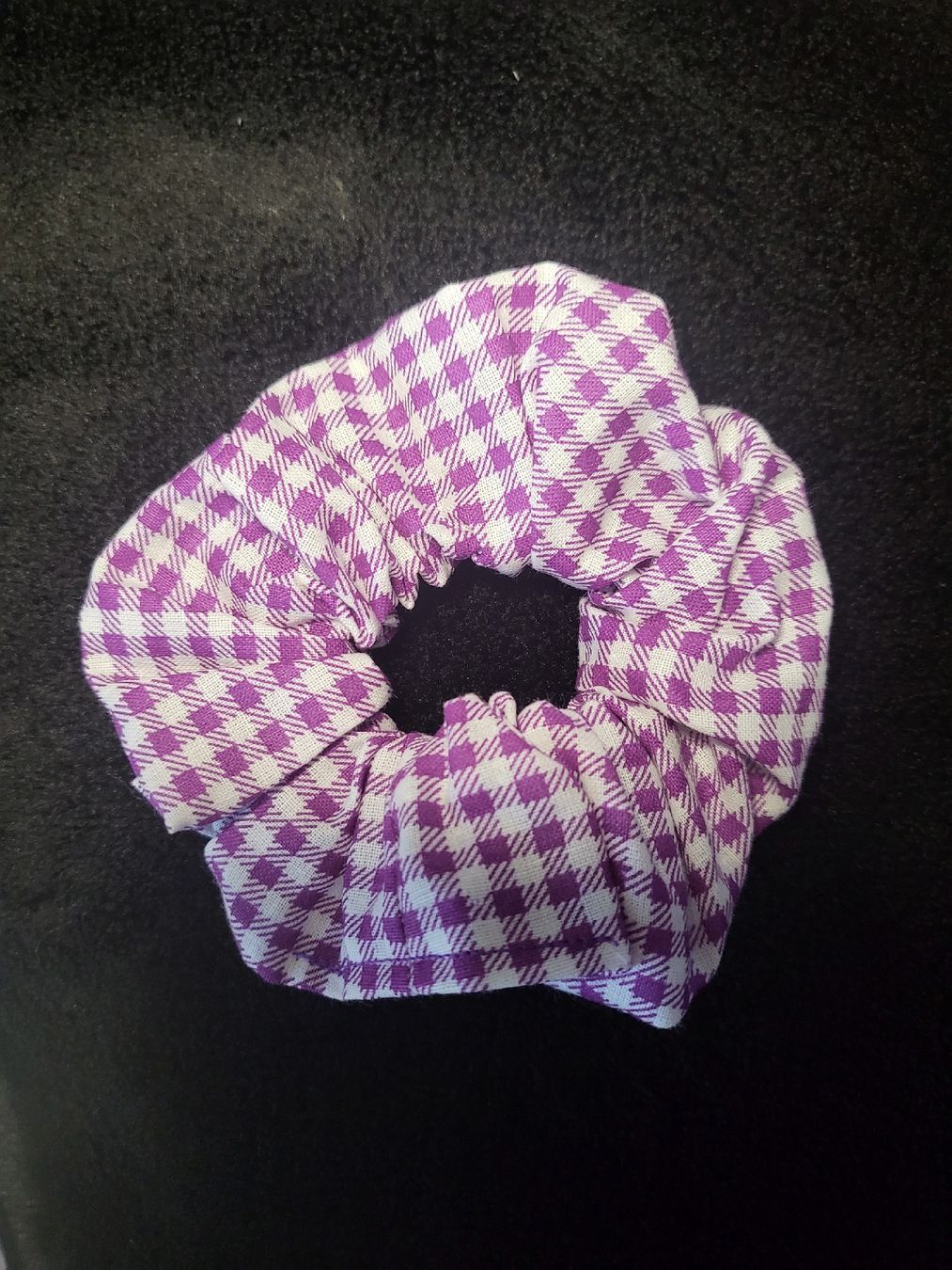 Accessori per capelli: Scrunchie / Violett-Weiss / Karo / Handgenäht  – Nuovo e nell'imballaggio originale da Lömmenschwil venduto da S4BR1N4