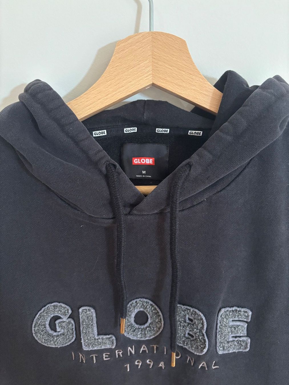 Pullover & Sweatshirts: Sweat à capuche Globe noir taille M – Defekt aus Rolle von max_m27q 1