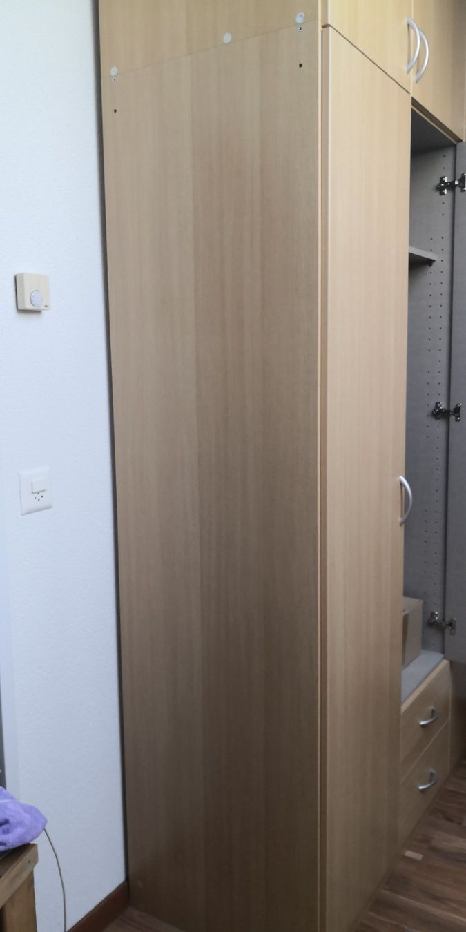 Armadi: Kleiderschrank mit einem separaten Aufbaumöbel. – Usato da Schwyz venduto da fre_v8g9 5