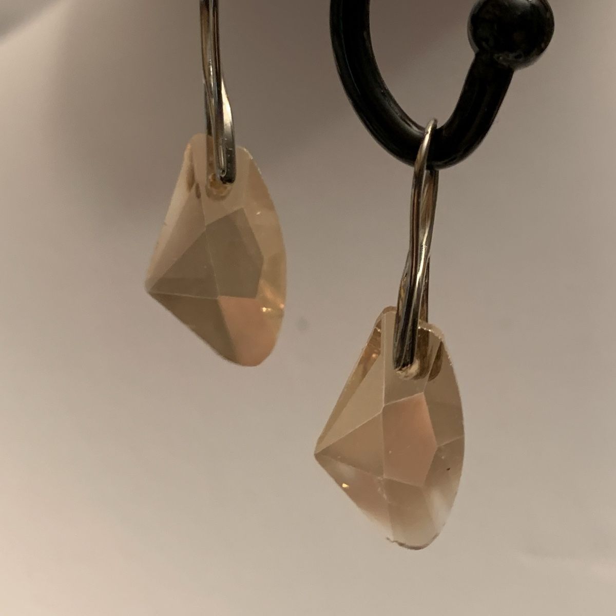 Orecchini pendenti & Orecchini a lobo: Kristall Ohrringe / Farbe Champagner – Nuovo e nell'imballaggio originale da Hinteregg venduto da GARANTA 2