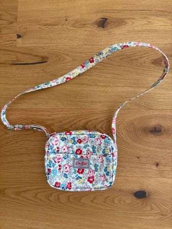 Herzige Handtasche für Mädchen mit Blümchenmotiv