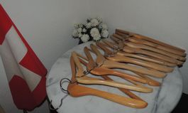 11 MASSIVE "INTERIO" HOLZBÜGEL FÜR IHRE GARDEROBE