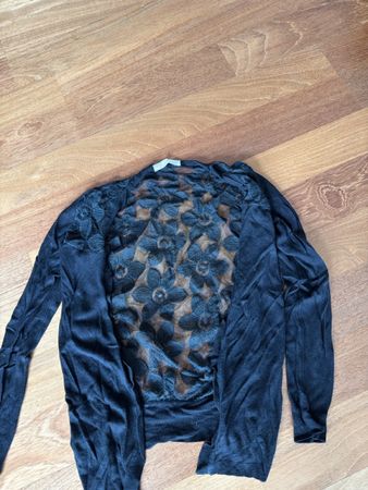 Strickjacke Stella M schwarz mit Blumenspitze hinten