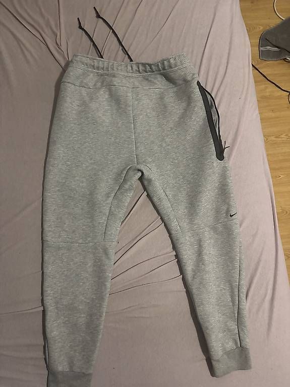 Nike Pantaloni: Nike tech hose grau – Usato da Studen BE venduto da jam_j5dq 1