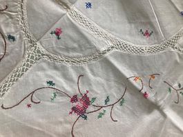 WUNDERSCHÖNE TISCHDECKE MIT SPITZE UND STICKEREIEN, D 160 cm