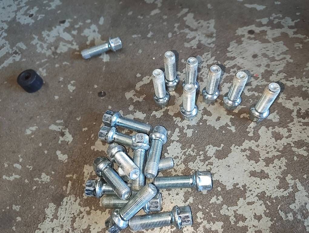 Tutti pezzi di ricambio auto: Distanzscheiben 15mm mit Schrauben – Usato da Glarus venduto da Hadowa 2