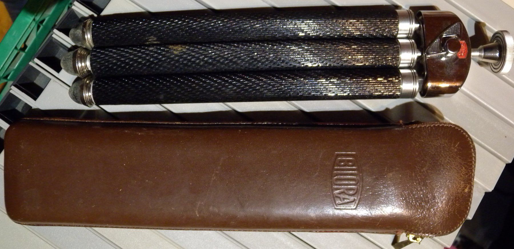 Treppiedi & Teste: Vintage Bilora Stativ mit Ledertasche – Usato da Hauenstein venduto da davia72