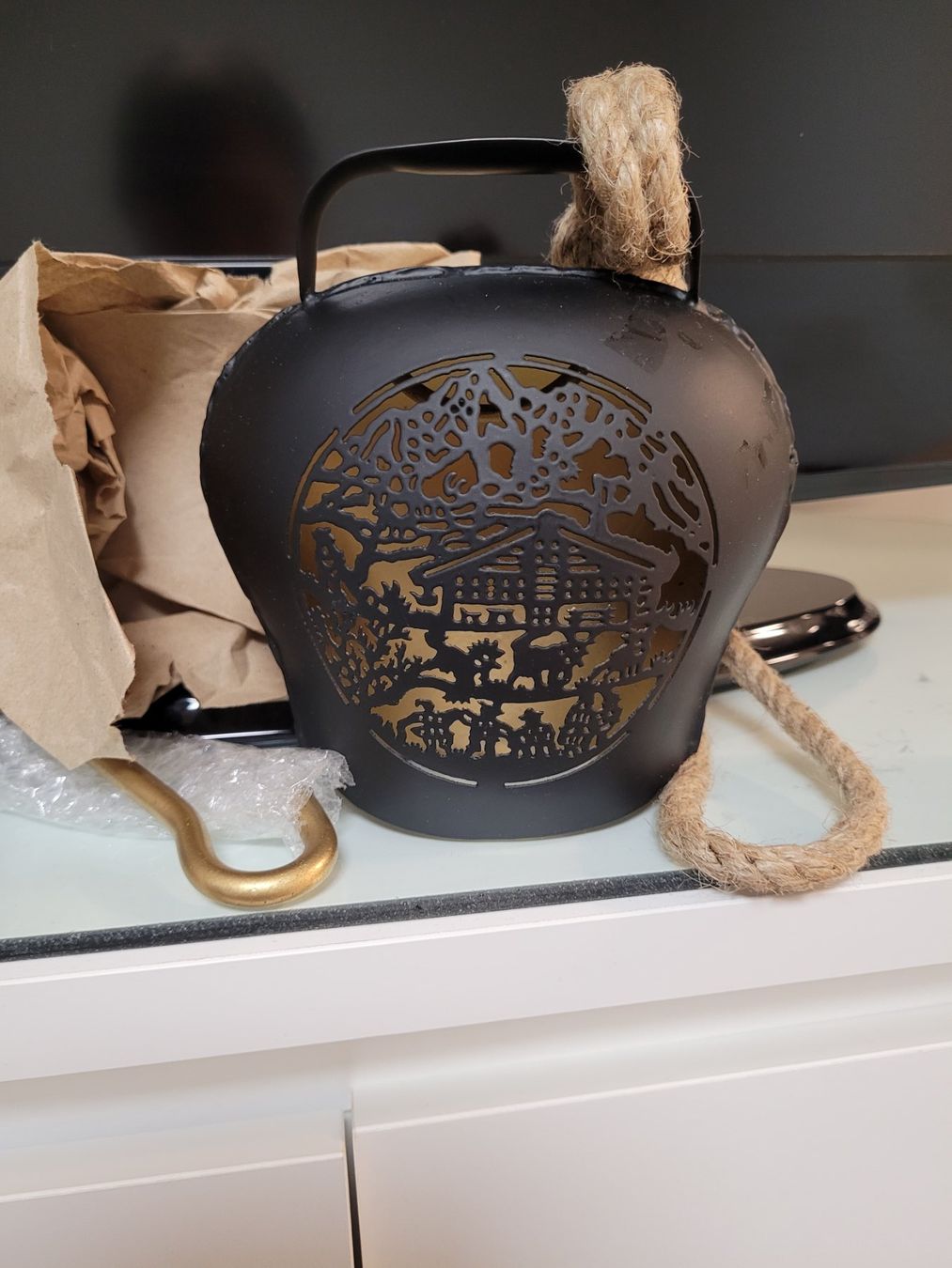 Campanacci mucche: Kuhglocke mit Scherenschnitt Höhe 15cm, Muster mit Kleberest – Nuovo (secondo la descrizione) da Wasen im Emmental venduto da Sandra189 1