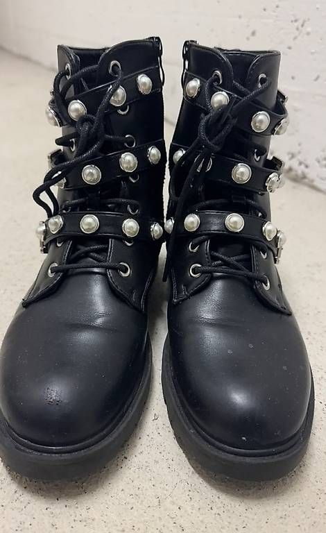 Scarpe da donna: Schwarze Boots mit Perlen-Details – Usato da Schlieren venduto da _lgv