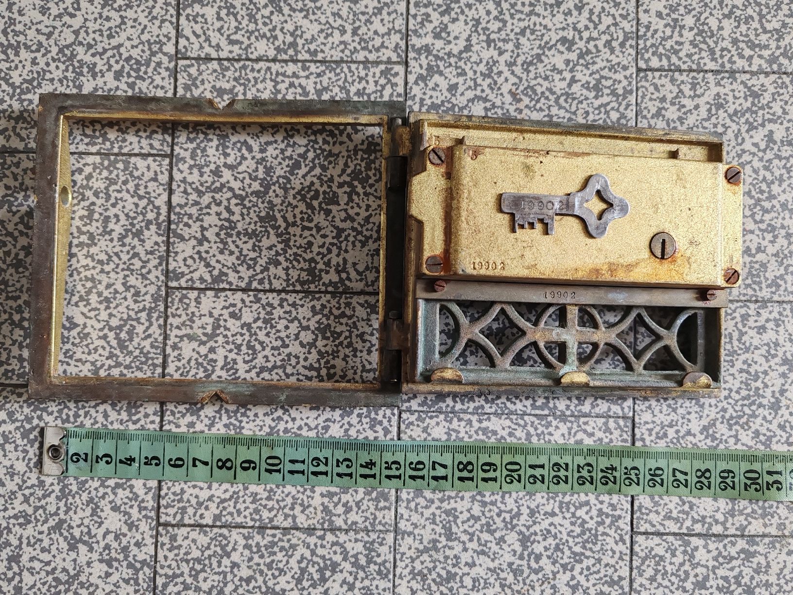 Alle Dekorationen: Antikes Postfach Tür Messing Nummer 19902 gebraucht – Gebraucht aus Wila von neu_s8qs 4