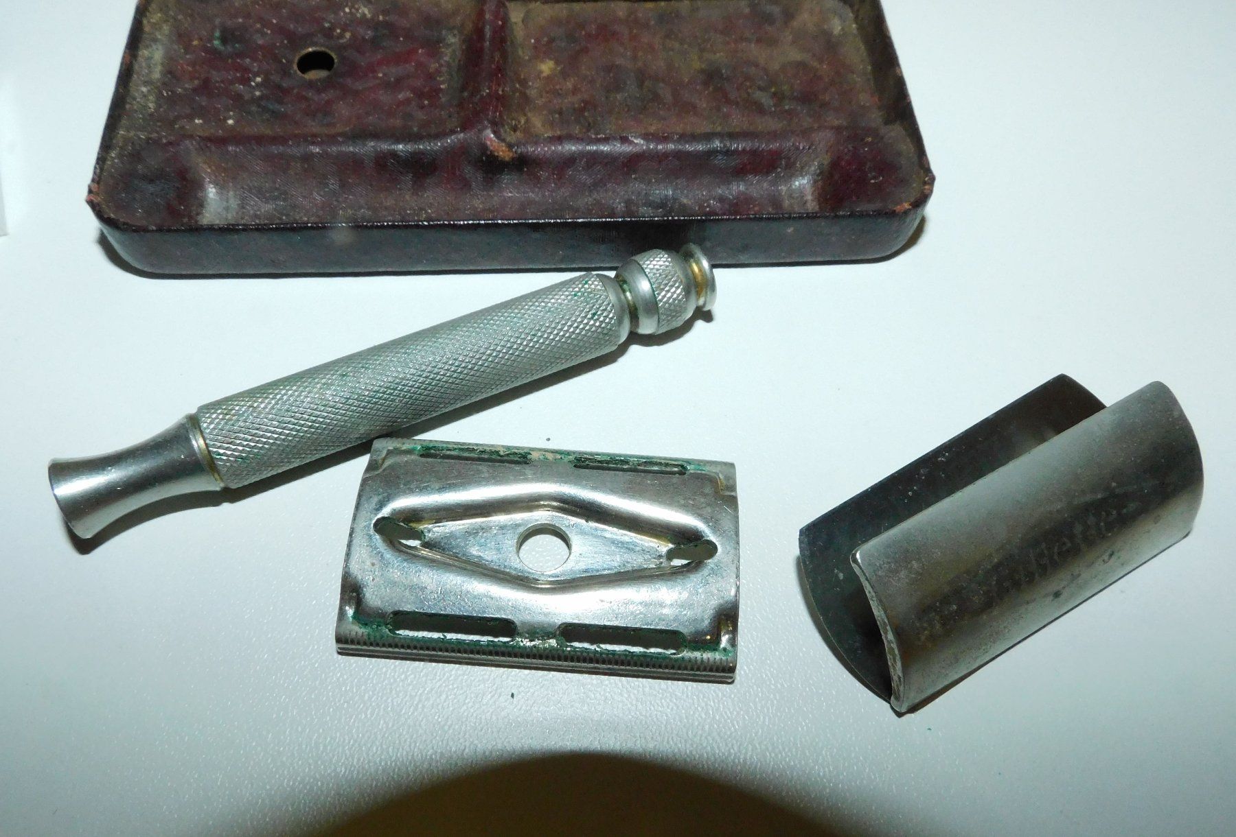 Gillette Rasierapparate & Rasierklingen: Neue Fundschätze Gillette alter Rasierer mit original Karton – Gebraucht aus Sursee von 76 4
