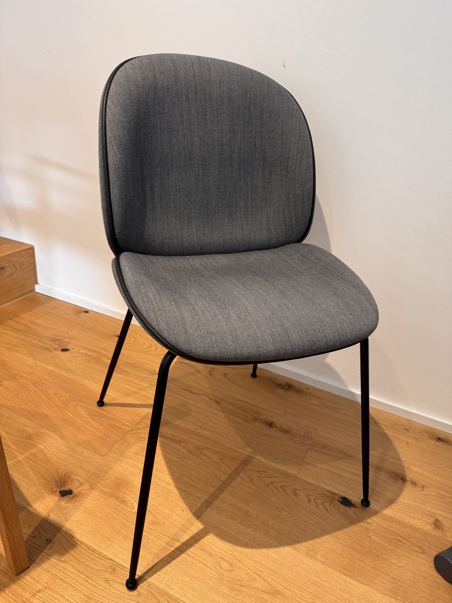 Gubi Stühle: Gubi Beetle Chair Upholstered  – Gebraucht aus Dielsdorf von Ladse1